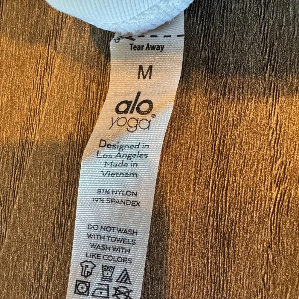 ALO Yoga High-Waist Airbrush Capri Leggings. White. Medium. NWT! - Picture 5 of 8